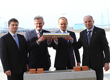 Rozpocza si budowa gazoportu. Byy baloniki, premier i hostessy oraz zakaz wstpu dla mieszkacw