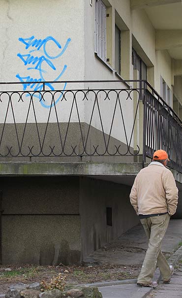 Bazgrze po budynkach. Ludzie zbieraj na niego dowody  