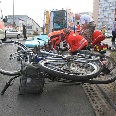 Potrci dwoje rowerzystw<br> i uciek. Kobieta w cikim stanie trafia do szpitala. Zobacz film!