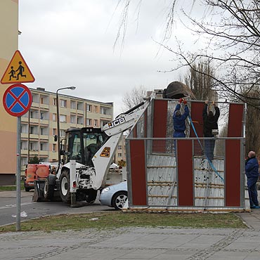 Poamane drzewa przy obku<br> i latajce mietniki.<br>Zobacz film!