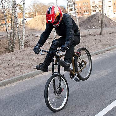 Rowerowy kaskader. Zobacz film!