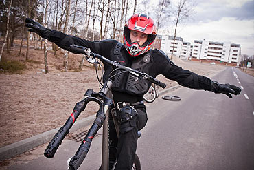 Rowerowy kaskader. Zobacz film!