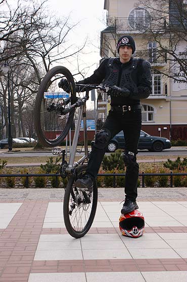 Rowerowy kaskader. Zobacz film!