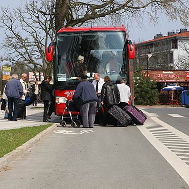 Niebezpieczna cieka rowerowa notorycznie zastawiana przez autokary