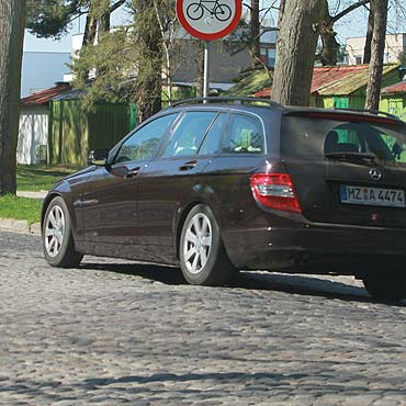 Dziura na Wojska Polskiego. Kierowcy niszcz samochody