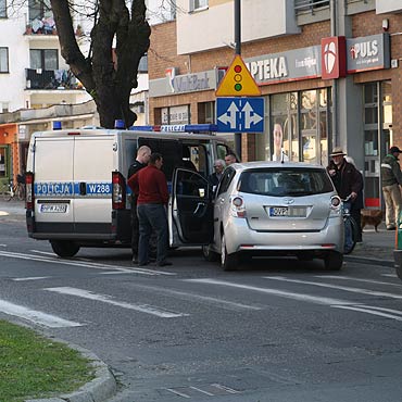 Toyot potrci przechodzc przez pasy kobiet