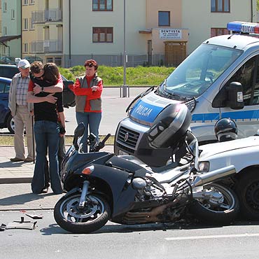 Kraksa pod Lidlem. Pocztkujcy kierowca wjecha w motocykl. Zobacz film!