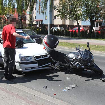 Kraksa pod Lidlem. Pocztkujcy kierowca wjecha w motocykl. Zobacz film!