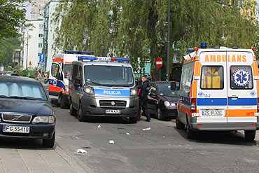 Szok! Skatował ojca na ulicy i uciekł