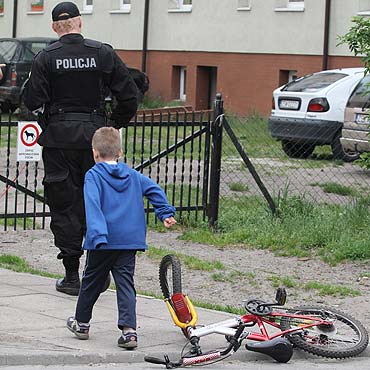 Cofajc przejecha po rowerze maego chopca i odjecha