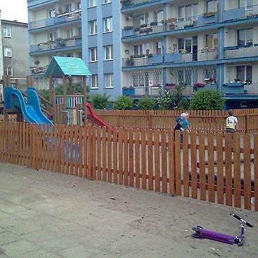 Uwaga na dzieci! Plac zabaw tonie w szkach