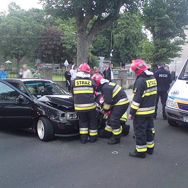 Zderzenie na skrzyowaniu Piastowskiej z Wyspiaskiego. Dwie osoby trafiy do szpitala