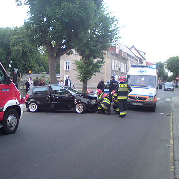 Zderzenie na skrzyżowaniu Piastowskiej z Wyspiańskiego. Dwie osoby trafiły do szpitala