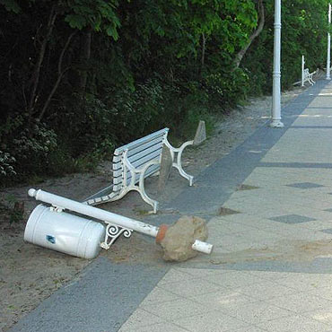 Dziwnów: Przyjechali na biwak i zdemolowali promenadę