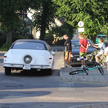 Dzieci skutecznie zatrzymały Młodych. Weselną przejażdżkę kontynuowali dalej taksówką