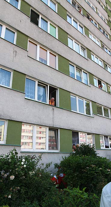 Kobieta wypada z okna przy Matejki 40