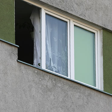 Kobieta wypada z okna przy Matejki 40
