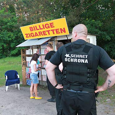 Z noem w rku napadli na punkt z papierosami. Ukradli pienidze