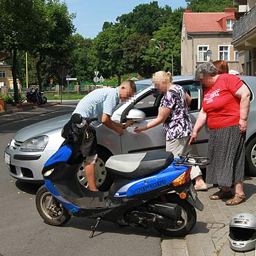 Skuterem pdzi pod prd. Uderzy w samochd
