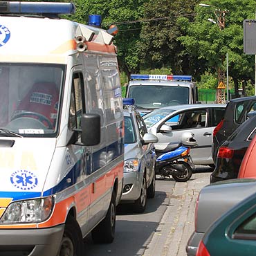 Skuterem pdzi pod prd. Uderzy w samochd