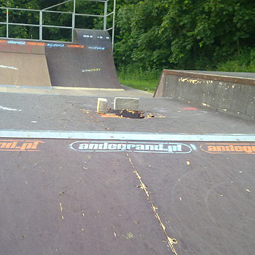 Wandale tym razem wyyli si na skate parku 
