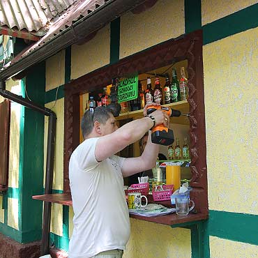 Zodzieje ukradli drobniaki, fasolk i placki…   