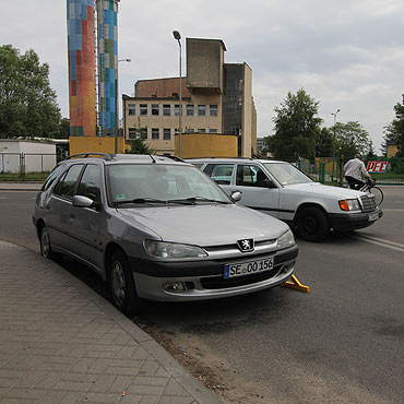 Straż miejska założyła blokadę i zostawiła niebezpieczne auto na łuku