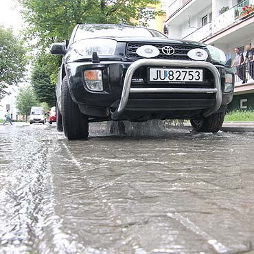 Pod zaparkowanym samochodem wybuch hydrant. Zobacz film!