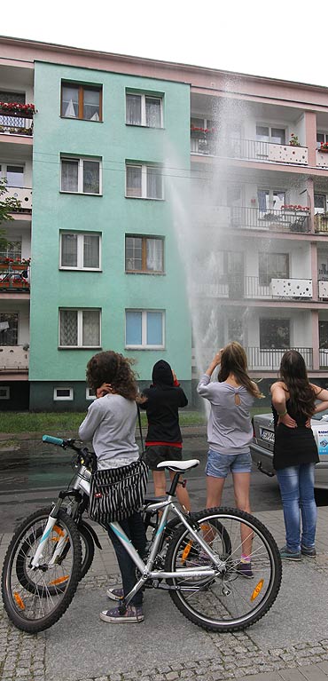 Pod zaparkowanym samochodem wybuch hydrant. Zobacz film!