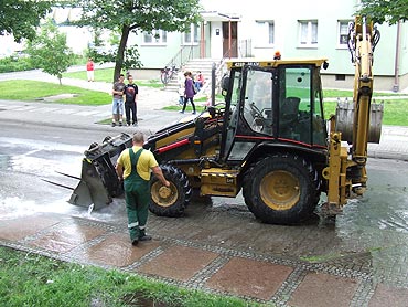 Pod zaparkowanym samochodem wybuch hydrant. Zobacz film!