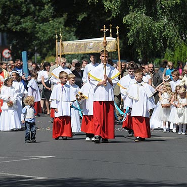 Ulicami miasta przeszy procesje Boego Ciaa