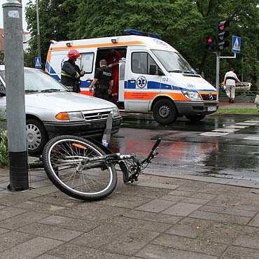 Potrci rowerzyst na pasach. Mczyzna w szpitalu. Zobacz film!