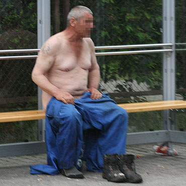 Golas na ulicy. Szokowa penisem i kup!