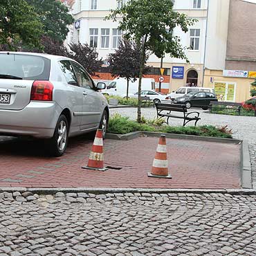 Zamiast naprawi, postawili supki 