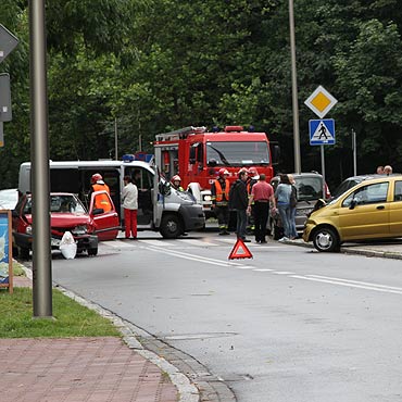 Matiz wpad w polizg. Zniszczone 4 samochody