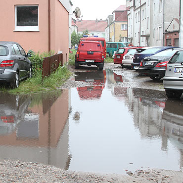 Woda zalewa posesje. Straacy interweniowali ju 60 razy!