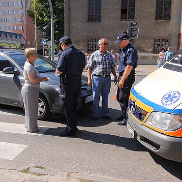 Przez nieuwag potrcia piesz na pasach. Kobieta w szpitalu