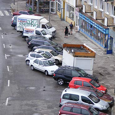 Buda przeszkadza w parkowaniu