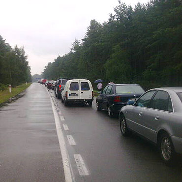 Kierowcy stoją w kolejce. Przed przeprawą promową znów harmider