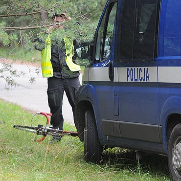 Rowerzysta pod kołami samochodu