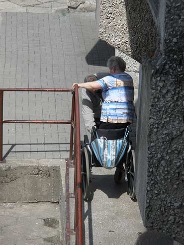 Niepenosprawni nie mog swobodnie dosta si do bloku