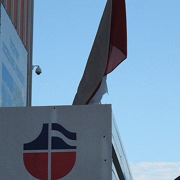 Na terminalu powiewa poszarpana flaga