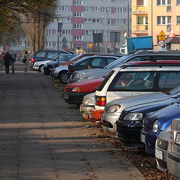 Sznurek porysowanych samochodw na Witosa