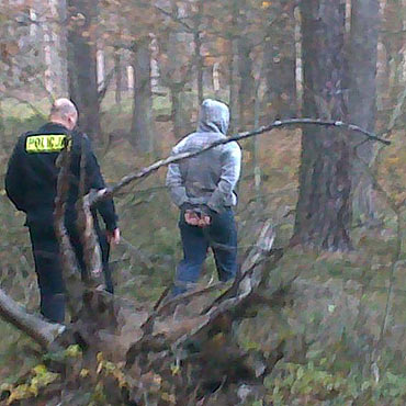 Zwędzili przewody kolejowe i schowali je w plecakach