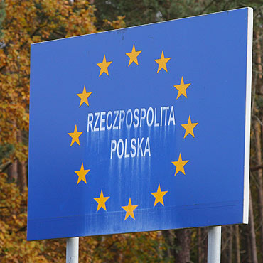 Zniszczona tablica przy granicy