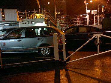 Równi i równiejsi. Jak cofnięto auto z promu, aby wjechały na pokład władze…