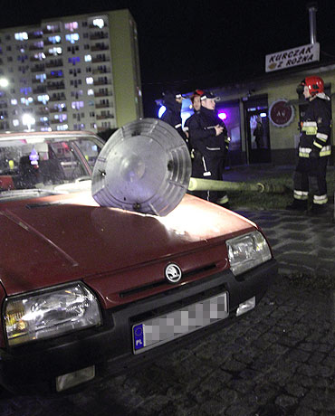 Silny wiatr wyrwa latarni. Spada na auto