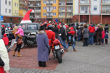 Dawali cukierki i rado dzieciom. Ulicami winoujcia przejechali Mikoaje na motorach! Zobacz film