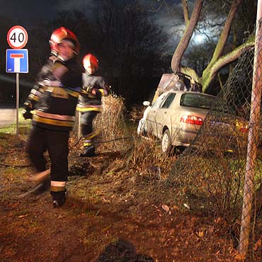 Pijany kierowca rozstrzaska si na drzewie. Dwie osoby w szpitalu