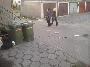 Nikt nie zwraca uwagi na śmieci przy bloku